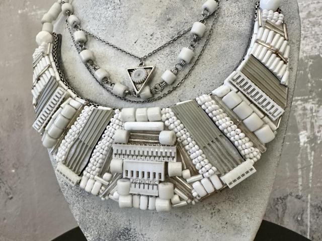 Šperk s řetízky, ketlovacími jehlami a přívěšky z chirurgické oceli