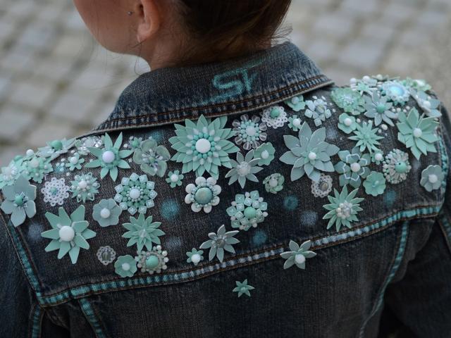 sako zdobené květy z recyklovaných materiálů