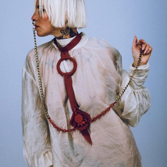 Fotograf: PunkPhoto.cz Model: Lu Epic Šperk: Red Kinky Tie (v nabídce e-shopu)