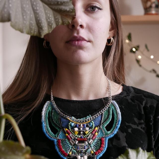 Fotografka: Veronika Růžičková Model: Sára Pištorová Šperk: Colorful trash II (prodáno) Lokace: doma