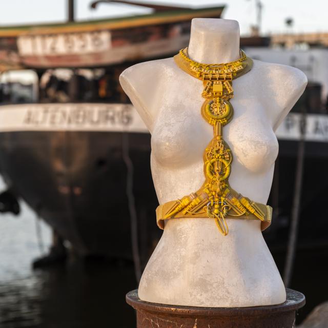 Fotograf: Sebastian Zoom Šperk: Mono Color Harness Yellow Lokace: Altenburg 1964 Praha