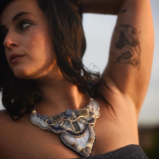 Fotografka: Nina Anna Model: Markéta Schejbalová Šperk: Necklascifi IV (prodáno) Lokace: Josefov hradby Bastion IV