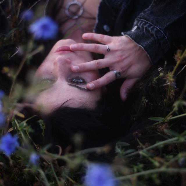 Fotografka: Nina Anna Model: Markéta Schejbalová Šperk: prsteny (v nabídce e-shopu) Lokace: Josefov hradby Bastion IV