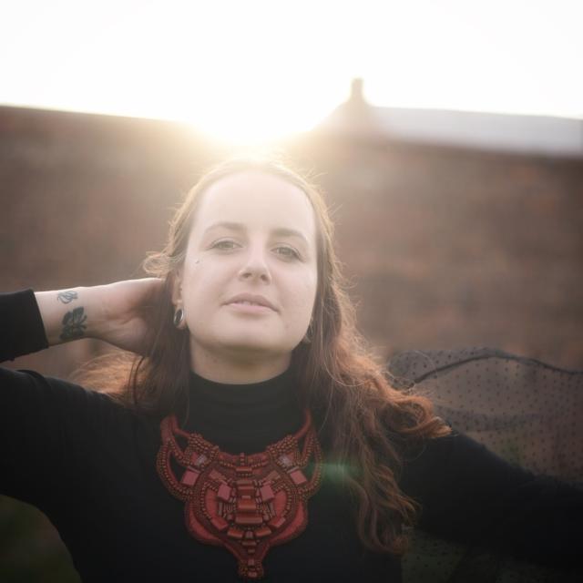 Fotografka: Nina Anna Model: Já Šperk: Mono Color Necklascifi I (prodáno) Lokace: Josefov hradby Bastion IV