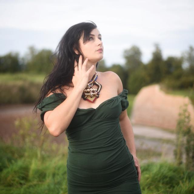 Fotografka: Nina Anna Model: Markéta Schejbalová Šperk: Trash queen II (v nabídce e-shopu) Lokace: Josefov hradby Bastion IV